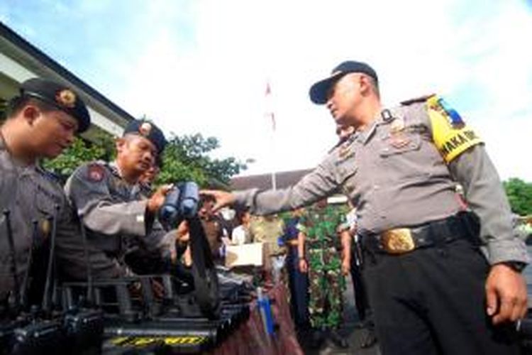 Wakapolres Semarang Kompol Sunarno bersama jajaran Forkompinda melakukan pengecekan kesiapan peralatan yang akan digunakan selama gelaran Operasi Lilin Candi 2015. 