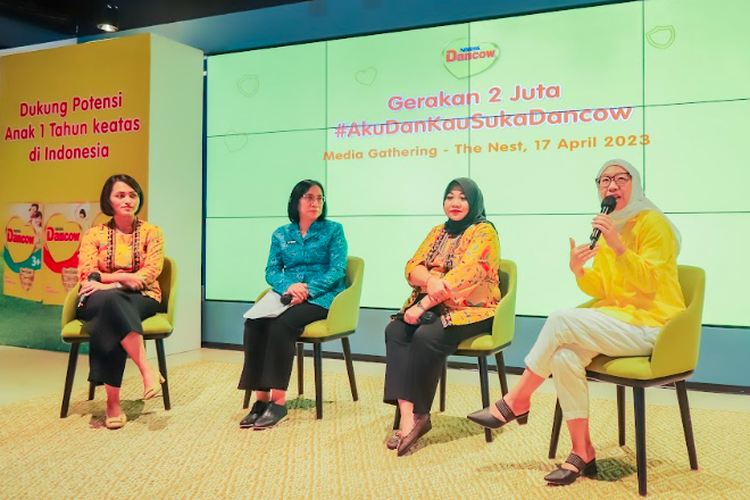 (Kiri - Kanan) Prasasti Dhaniswari, Senior Brand Manager Nestlé DANCOW Imunutri; Dr. Ai Dariah Gede Suratha, Ketua Bidang Penguatan Ketahanan Keluarga TP PKK Pusat; Sufintri Rahayu, Direktur Corporate Affairs PT Nestlé Indonesia;  dan Orissa Anggita Rinjani, Psikolog dan Co-Founder Rumah Dandelion membahas topik pentingnya gizi, stimulasi yang tepat dan cinta kasih untuk mendukung eksplorasi dan memaksimalkan potensi Si Buah Hati pada periode emas.