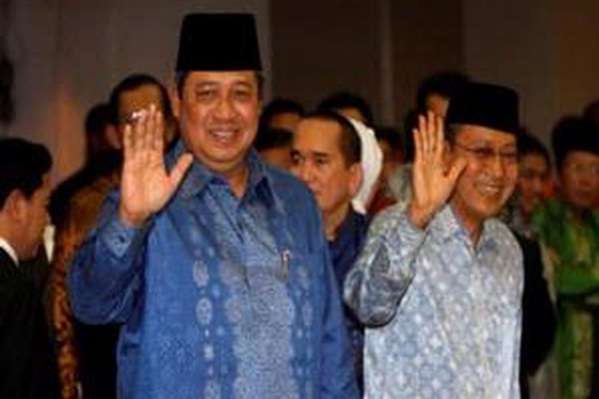 Pasangan Susilo Bambang Yudhoyono (kiri) dan Boediono mendatangi Kantor Komisi Pemilihan Umum, Jakarta, Sabtu (16/5). Kedatangan mereka untuk melakukan pendaftaran pasangan bakal capres dan cawapres pada Pemilihan Presiden 8 Juli mendatang. 