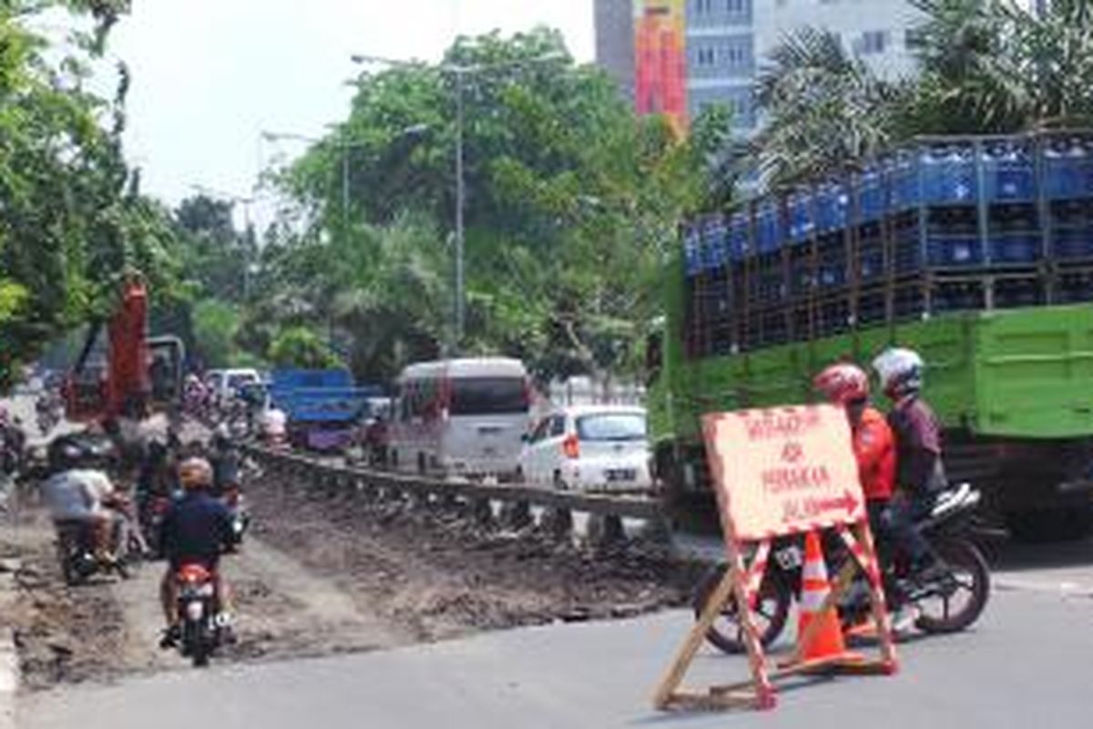 Perbaikan Jalan Panjang, Kebon Jeruk, Jakarta Barat, tepat di depan Gedung Diklat Kemenkominfo, Jumat (13/9/2013). Perbaikan jalan itu untuk menutup lubang-lubang yang ada di sepanjang jalan tersebut.
