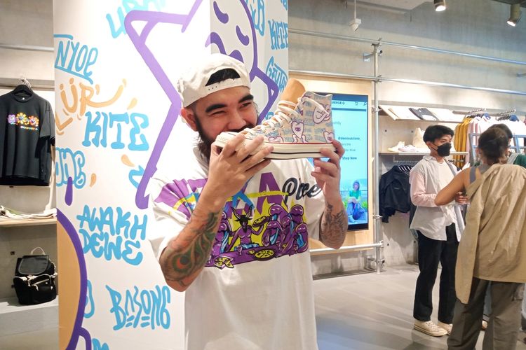 Kolaborasi muralist Philip Ponk dalam gerai Flagship pertama Converse di Mal Kota Kasablanka, Jakarta Selatan.