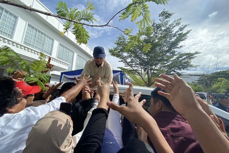 Prabowo Subianto menyapa pendukungnya saat di Lampung, Kamis (11/1/2024).