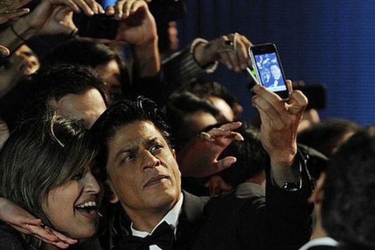 Khan telah membintangi lebih dari 100 film dalam perjalanan kariernya yang mencakup tiga dekade.