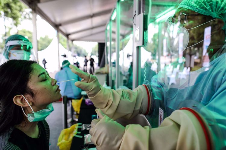 Petugas analis laboratorium mengambil sampel swab lendir tenggorokan dan hidung di halaman parkir selatan, Gelora Bung Karno, Jakarta Pusat, Rabu (20/5/2020). Bank Negara Indonesia (BNI) menggelar kegiatan berupa layanan swab test gratis untuk cegah pandemi yang diakibatkan oleh virus corona (SARS-CoV-2) untuk masyarakat umum dan perawat di Jakarta.