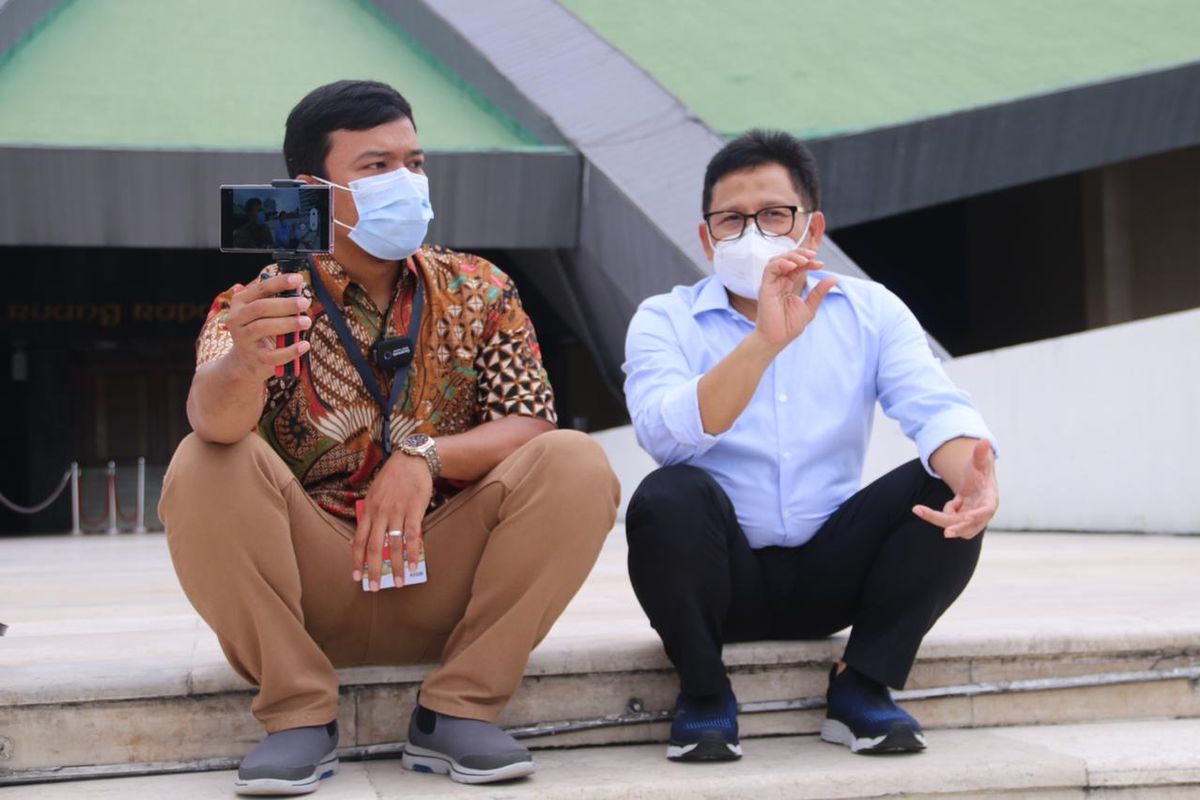 Ketua Dewan Perwakilan Rakyat (PDR) Koordinator Bidang Kesejahteraan Rakyat (Korkesra) Abdul Muhaimin Iskandar atau Gus Ami bersama YouTuber Alman Mulyana di Gedung DPR/MPR, Senayan, Jakarta, Rabu (16/6/2021).