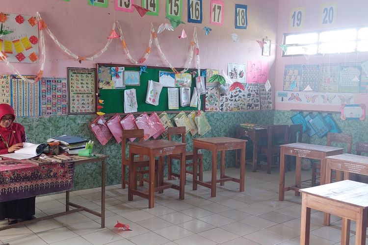 Kepala Sekolah SD Negeri Sugihan 3 Septina Ika menata buku di ruang kelas 1 yang tahun ini tidak ada siswa pendaftar