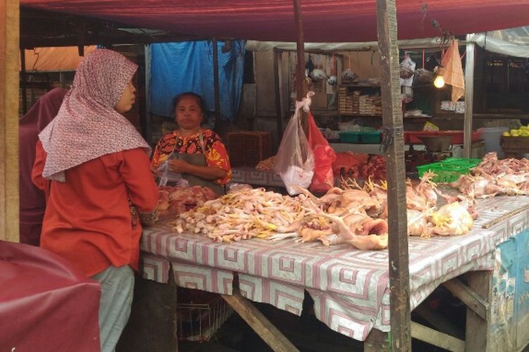 Harga sejumlah komoditas pangan di Pasar Ciputat, Tangsel terpantau stabil pada hari pertama puasa, Kamis (17/5/2018).