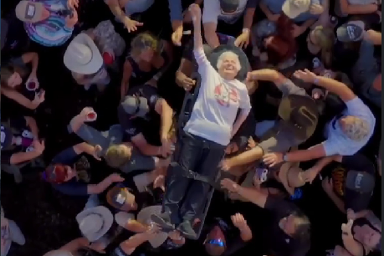 Nenek 99 Tahun Pecahkan Rekor Crowd Surfing Tertua di Konser
