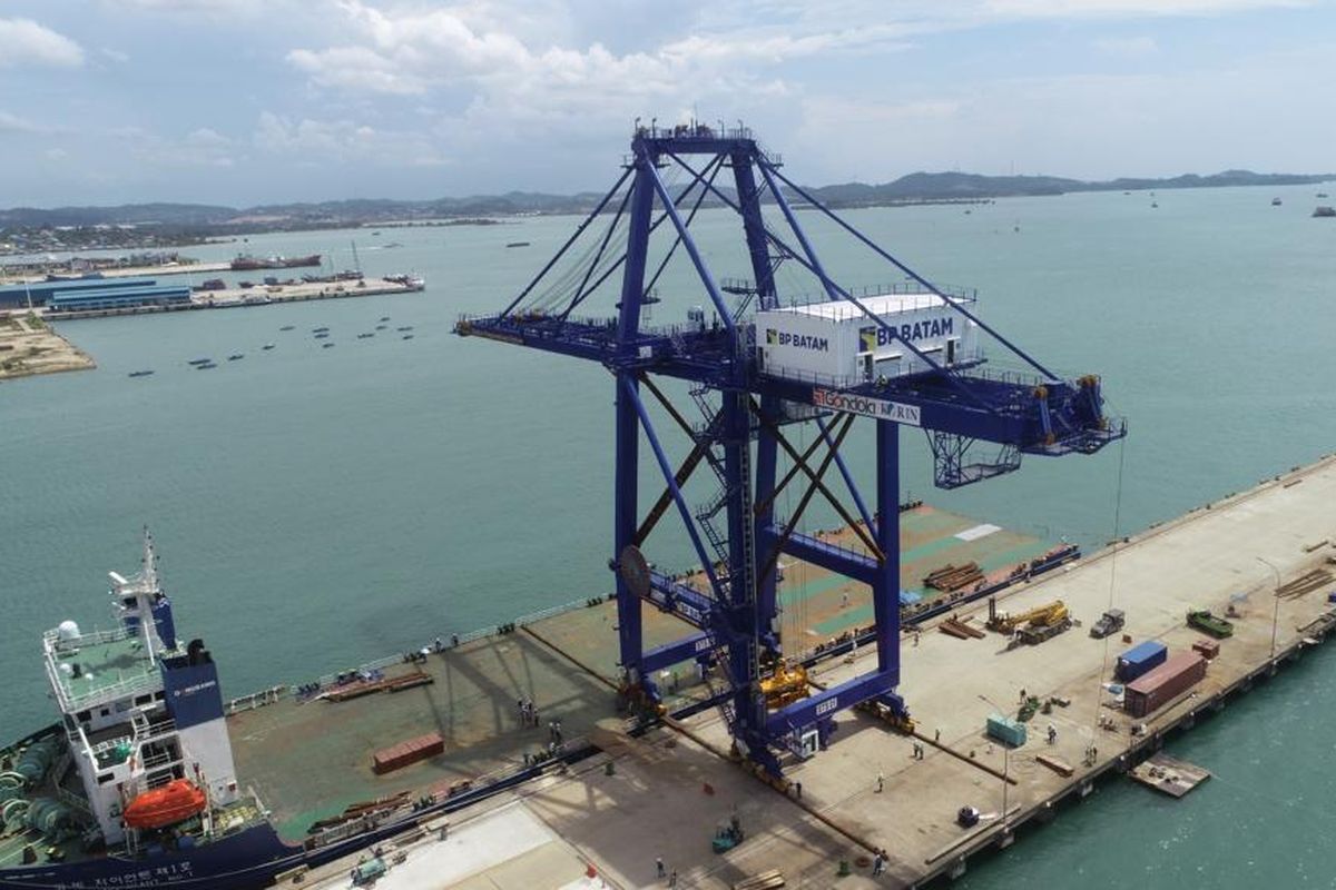 Pelabuhan Makassar memiliki nama lain yaitu Pelabuhan Soekarno Hatta Makassar. Pelabuhan di Makassar juga merupakan hub lalu lintas kapal menuju ke daerah lain di kawasan Timur.