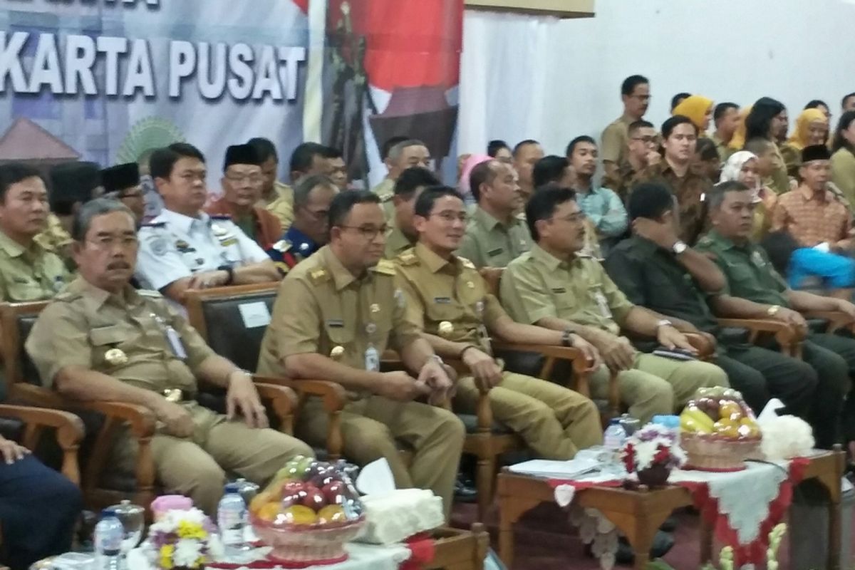 Gubernur DKI Jakarta Anies Baswedan dan Wakil Gubernur DKI Jakarta Sandiaga Uno melakukan kunjungan kerja dengan jajaran pemerintah kota dan tokoh masyarakat di Jakarta Pusat. Acara digelar di Gedung Pertamina, Cempaka Putih, Jakarta Pusat, Selasa (5/12/2017).