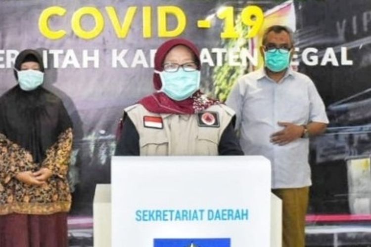 Bupati Tegal, Jawa Tengah, Umi Azizah saat konferensi pers mengumumkan kasus pertama warganya yang positif corona, di Pendapa Kabupaten Tegal, Senin (6/4/2020) malam. (Foto: Dok. Pemkab. Tegal)