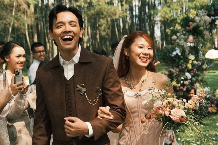 Pernikahan Nadin Amizah dan Faishal Tanjung menerapkan mingle wedding yang hangat dan personal. Ketahui arti konsep mingle wedding selengkapnya.