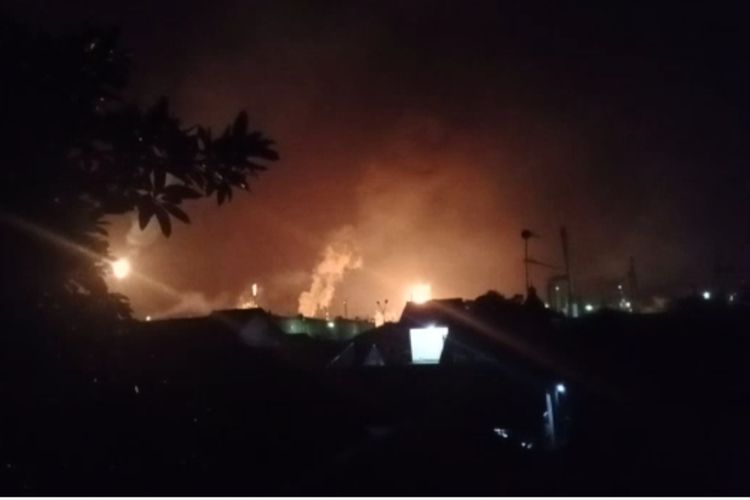 Kobaran api di kilang PT Pertamina Kilang Internasional (KPI) RU IV Cilacap, Jawa Tengah, Rabu (2/2/2022) malam.