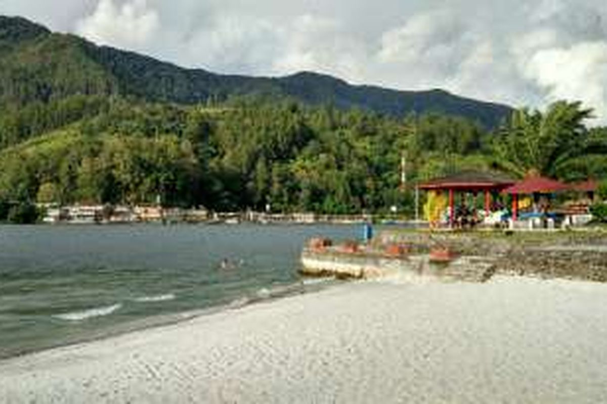 Pemandangan Danau Toba di Parapat, Kecamatan Girsang Sipanganbolon, Kabupaten Simalungun, Sumatera Utara, Kamis (8/9/2016) sore.