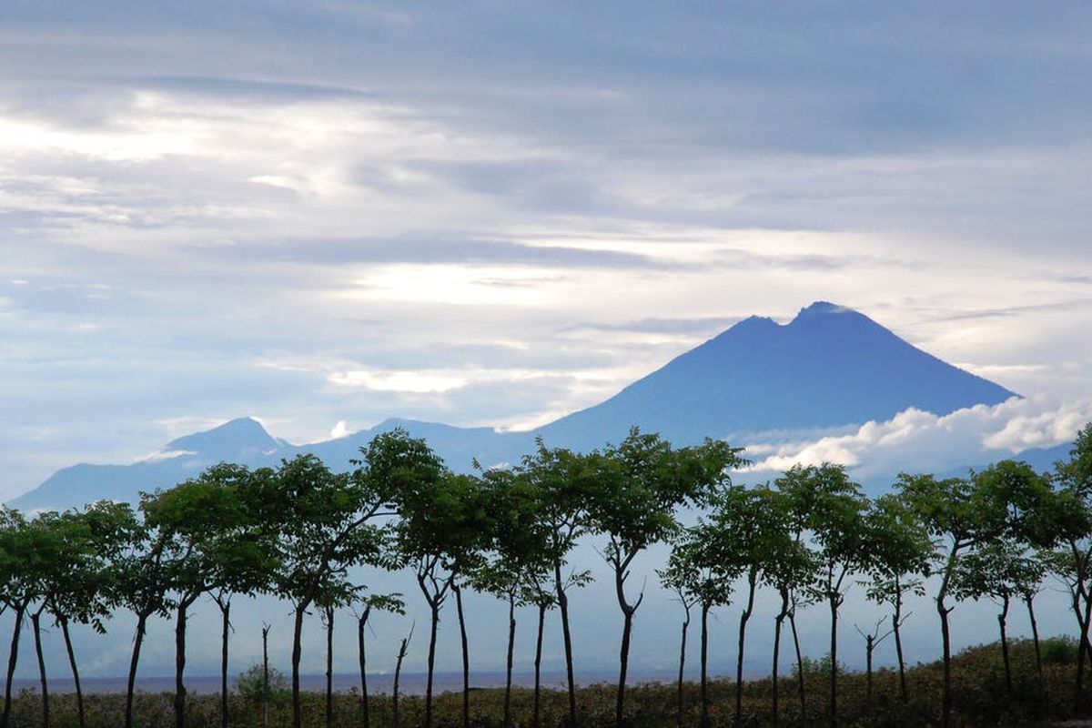 Gunung berapi Rinjani dilihat dari pantai barat Sumbawa, Nusa Tenggara Barat.