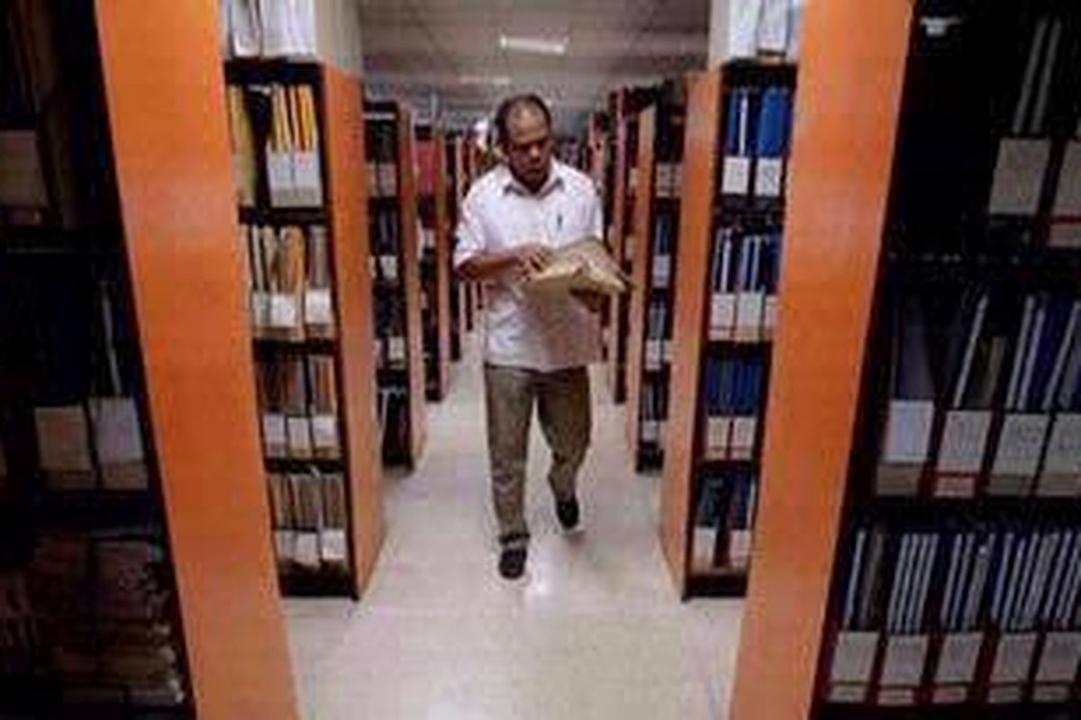 Petugas membawa arsip-arsip di Pusat Dokumentasi Sastra HB Jassin di Jakarta, Senin (21/3/2011). Fauzi Bowo rencananya akan menaikkan anggaran dan mengatur pengelolaan Pusat Dokumentasi Sastra HB Jassin di bawah Badan Perpustakaan dan Arsip Daerah. Pusat Dokumentasi Sastra HB Jassin sebelumnya terancam tutup karena minimnya anggaran.