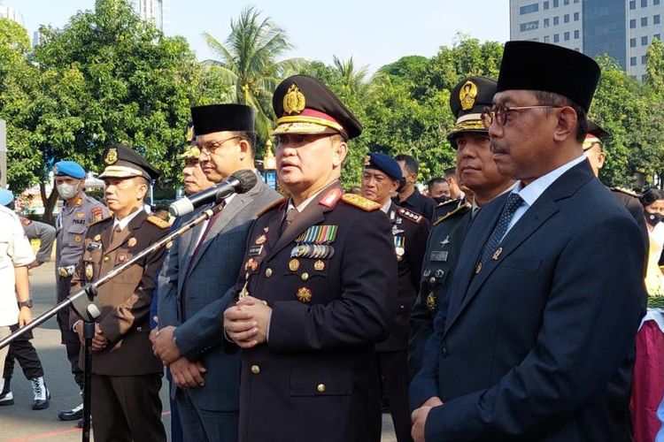 Kapolda Metro Jaya Irjen Fadil Imran bersama Gubernur DKI Jakarta Anies Baswedan usai mengikuti Upacara HUT Ke-76 Bhayangkara Secara Virtual dari Mapolda Metro Jaya, Selasa (5/7/2022).