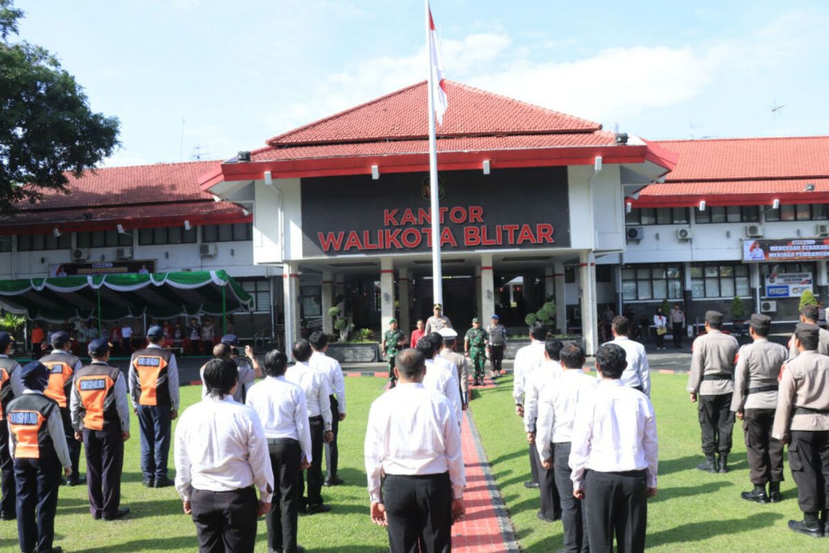 Apel gelar pasukan gabungan dalam Operasi Ketupat 2025 di halaman Kantor Wali Kota Blitar, Kamis (20/3/2025).