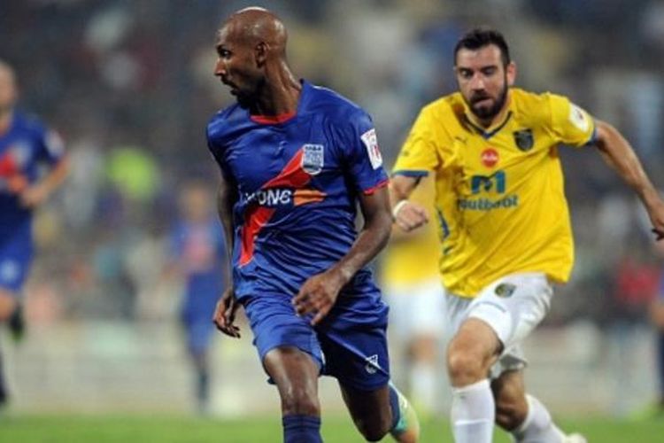 Nicolas Anelka (depan) kembali membela Mumbai City FC untuk musim 2015.