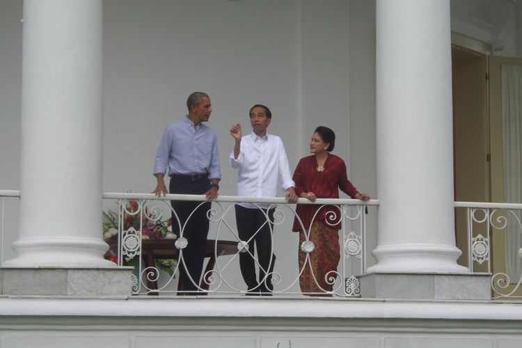 Presiden Joko Widodo dan Ibu Negara Iriana Jokowi saat berbincang dengan Presiden ke-44 Amerika Serikat, Barrack Obama di beranda Istana Presiden Bogor, Jawa Barat, Jumat (30/6/2017).
