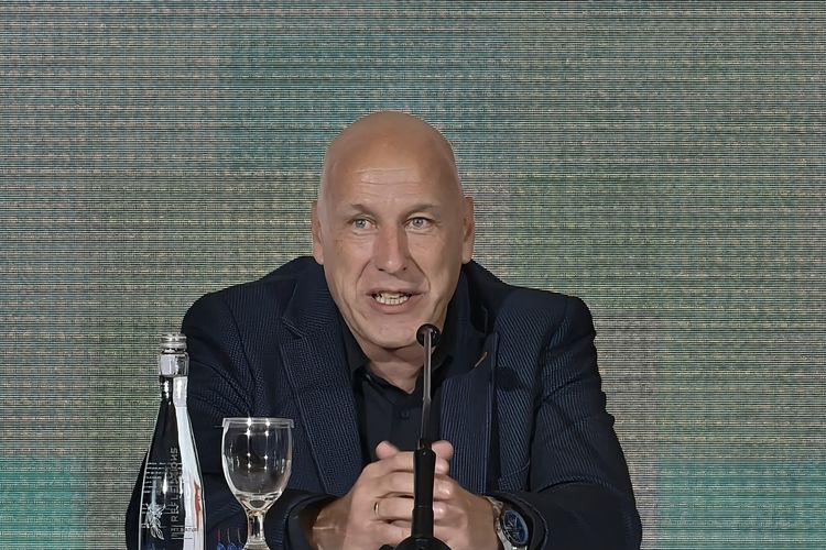 Alexander Zwiers kala diperkenalkan sebagai Direktur Teknik PSSI pada Senin (25/8/2025) di Hotel Mulia, Jakarta. 