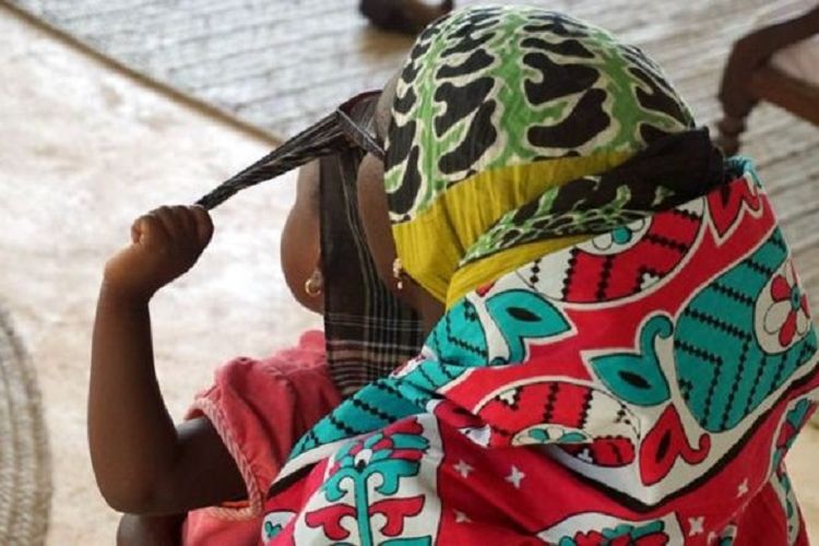 Faith dan anaknya bisa melarikan diri setelah mendapat bantuan dari seorang tabib di hutan Somalia.
