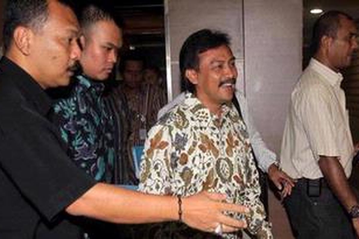 Menteri Pemuda dan Olahraga, Andi Mallarangeng sesaat sebelum memberikan keterangan pers di Kantor Kemenpora, Jakarta, Jumat (7/12/2012). Ia mengundurkan diri dari jabatan menteri setelah ditetapkan sebagai tersangka kasus dugaan korupsi pengadaan sarana dan prasarana olahraga di Hambalang, Bogor, Jawa Barat.