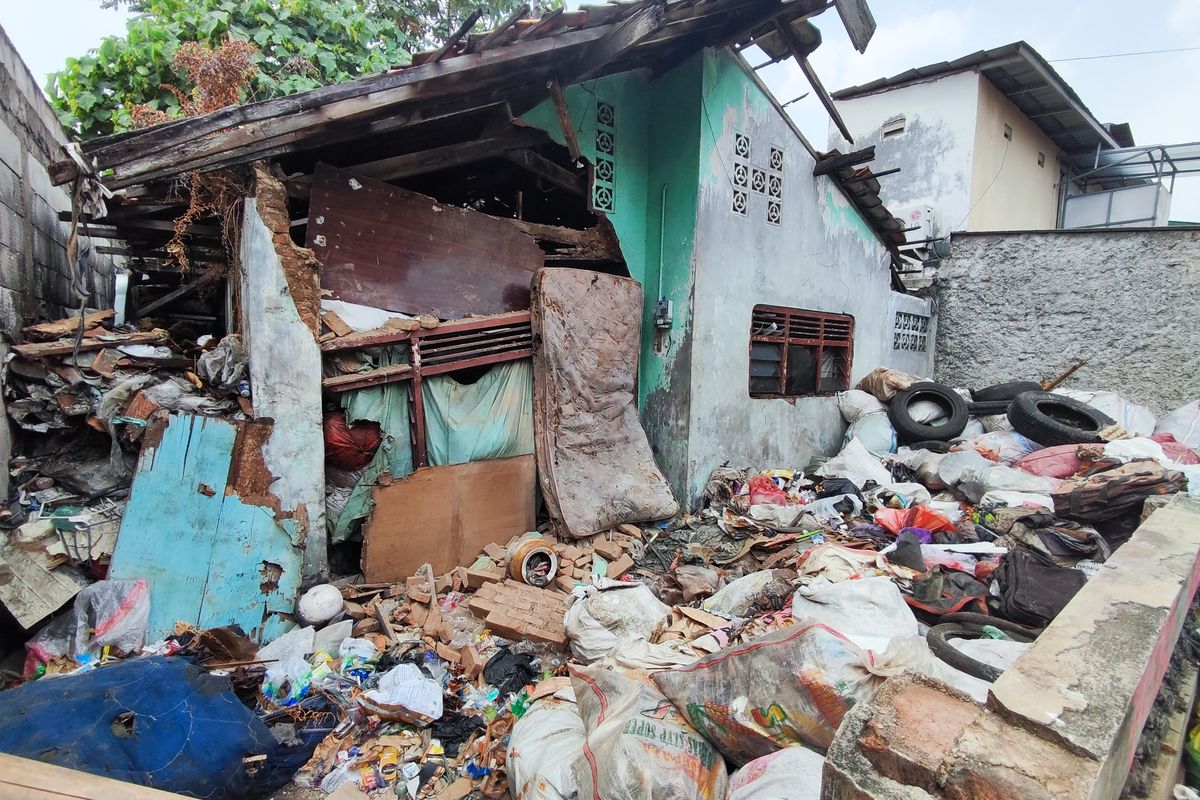 Rumah penuh barang rongsokan sejak belasan tahun lalu di Cimanggis, Depok, Jawa Barat, Jumat (15/9/2023) 