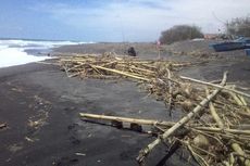 Setiap Musim Hujan, Sampah Kayu dan Bambu Penuhi Pantai Wisata Congot