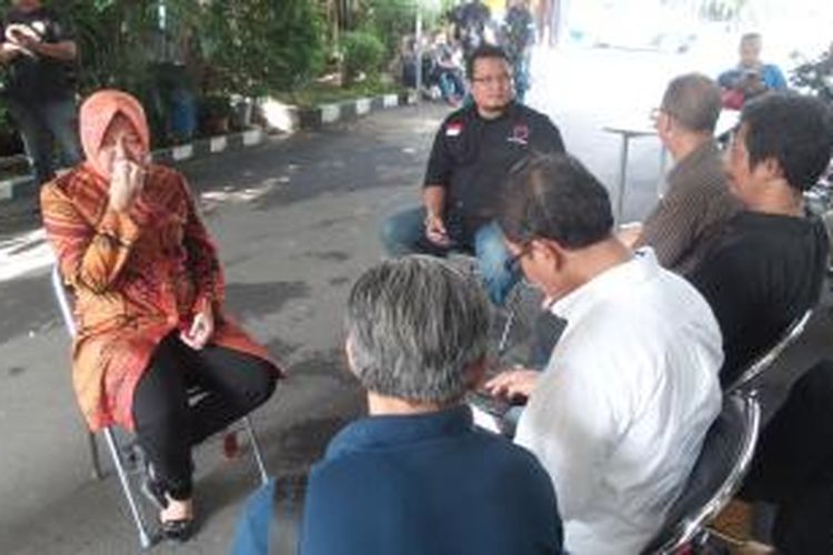 Calon Wali Kota Tri Rismaharini usai menggunakan hak pilihnya di Kecamatan Wiyung, Surabaya, Jawa Timur, Selasa (9/12/2015).