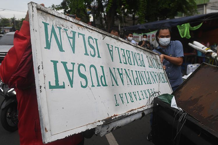 FPI signposts taken down at the groups offices in Petamburan, Central Jakarta, Wednesday (30/12/2020)