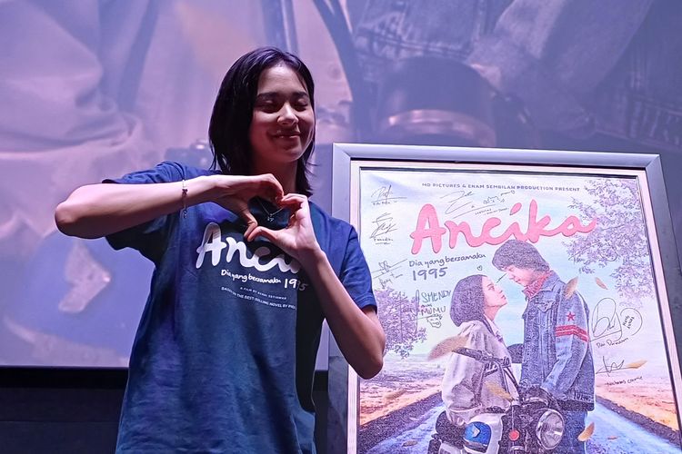 Aktris dan personel JKT48, Zee berpose dengan film yang dimainkannya sebagai tokoh utama, Ancika 1995 setelah perilisan trailer di CGV Grand Indonesia, Jakarta Pusat, Rabu (22/11/2023).