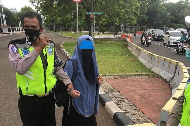 Seorang perempuan ditangkap karena todongkan pistol ke Paspampres dan coba terobos Istana, Selasa (25/10/2022).