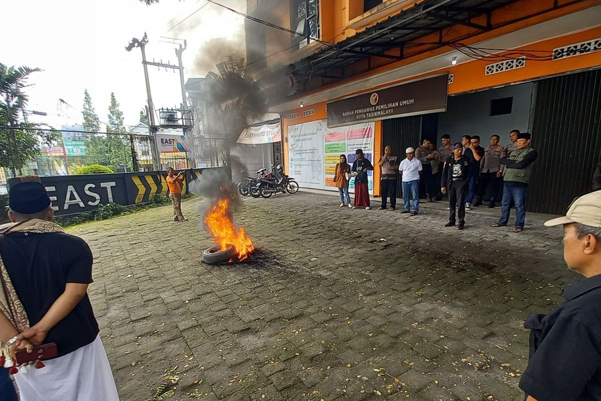 Sekelompok masyarakat menggeruduk kantor Bawaslu Kota Tasikmalaya, Jawa Barat, meminta pengawasan Pilkada dibuka transparan ke publik sambil membakar ban, Kamis (28/11/2024).