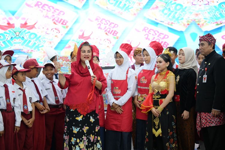 Wali Kota Semarang Mbak Ita tampak memperkenalkan Buku Resep Ajaib Kocil kepada para siswa SD dan beberapa anak muda di Halaman Balai Kota Semarang, Senin (28/10/2024). 