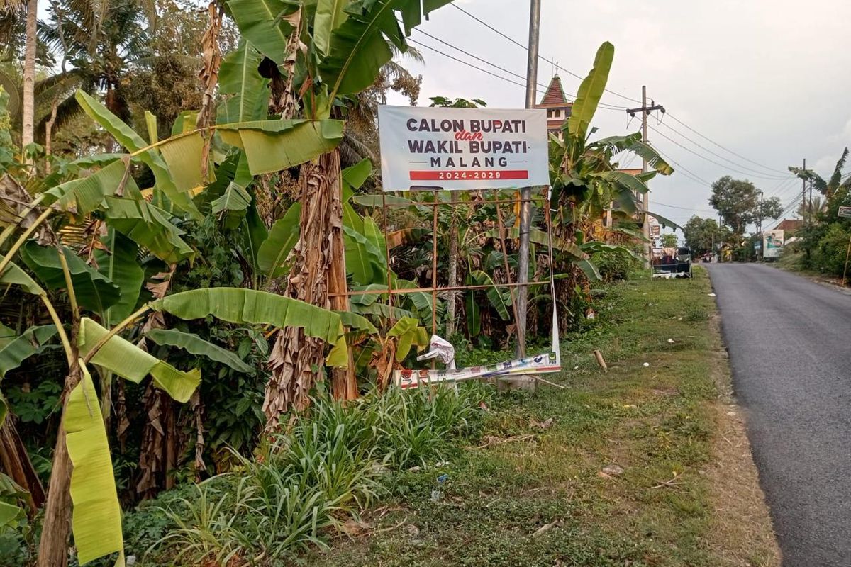 Sejumlah APK Paslon Sanusi-Latifah Shohib rusak diduga dilakukan oleh oknum.