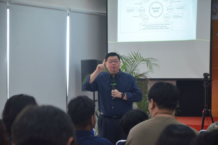 Tiga Dekade Meneliti Herbal Modern, Prof. Raymond Tembus 