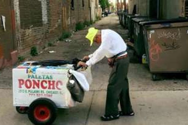 Fidencio Sanchez (89), pria uzur yang masih berjualan es krim keliling di salah satu sudut kota Chicago, AS.