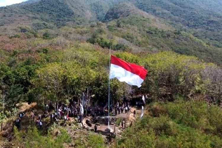 Foto : Kepolisian Resort Flores Timur mengibat Bendera Merah Putih di Bukit Lewonama, Gunung Ile Mandiri, Kelurahan Postoh, Kecamatan Larantuka, Kabupaten Flores Timur, Sabtu (14/08/2021).