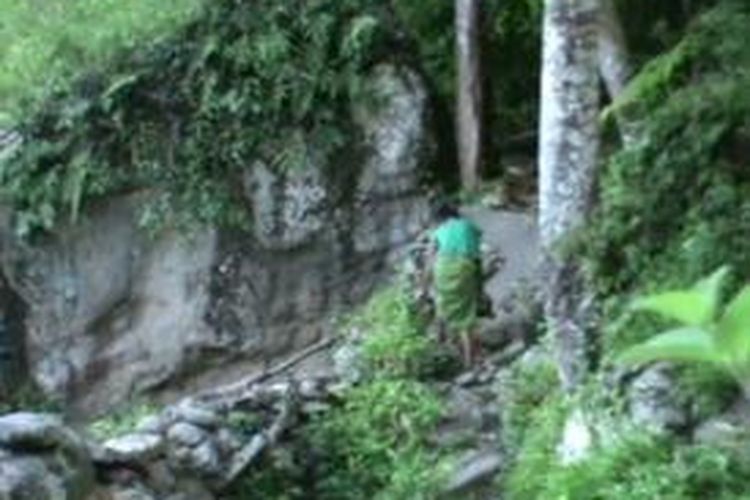 Inilah Goa batu tempat terletak sekitar 100 kilometer dari Kota Pinrang sulawesi selatan. Di Goa batu inilah Dola (65) hidup seorang diri sejak puluhan tahun lalu.