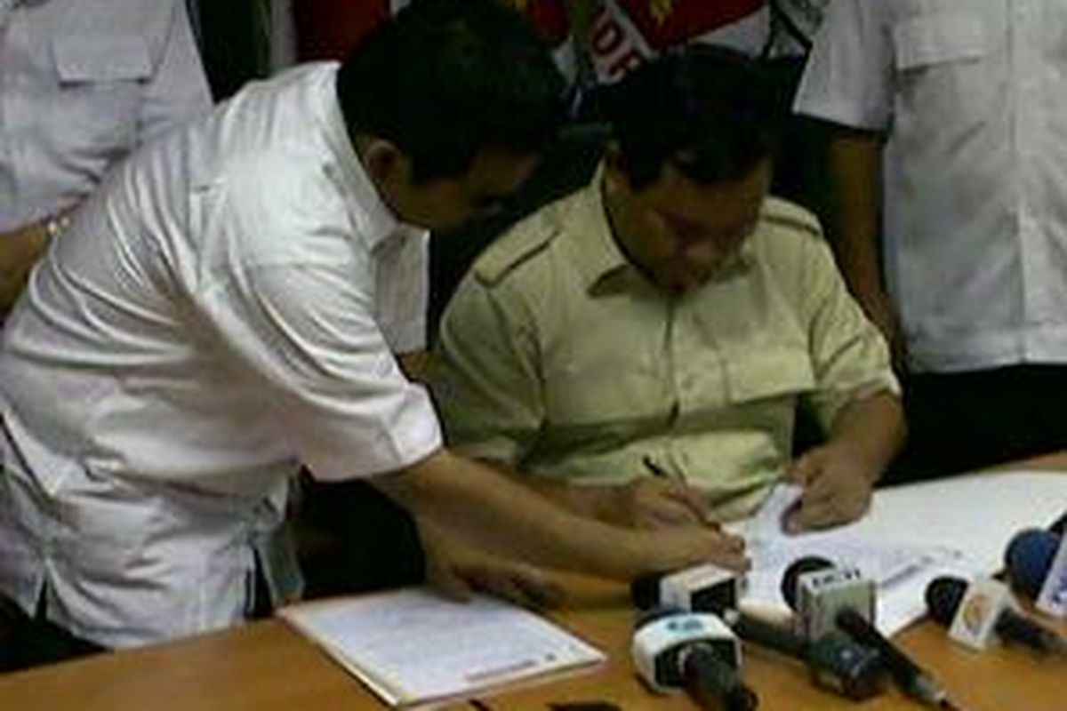 Ketua Dewan Pembina Partai Gerindra Prabowo Subianto menandatangani surat ucapan selamat yang akan disampaikan kepada Susilo Bambang Yudhoyono dan Boediono sebagai Presiden dan Wakil Presiden terpilih periode 2009-2014 di Kantor DPP Gerindra Jakarta, Selasa (18/8).