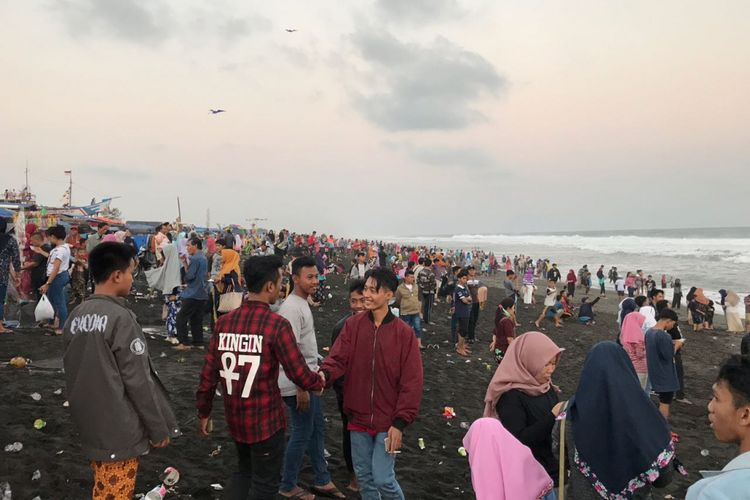 Wisatawan memadati obyek wisata Pantai Jetis di Desa Patutrejo, Kecamatan Grabag, Kabupaten Purworejo, Jawa Tengah, Senin (18/6/2018). Wisatawan datang memanfaatkan momen libur Lebaran.