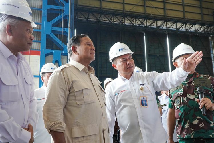 Menteri Pertahanan RI Prabowo Subianto meninjau pembangunan kapal fregat Merah Putih di galangan kapal PT PAL Indonesia, Surabaya, Jawa Timur, Selasa (23/1/2024).