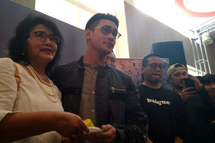 Afgan Syahreza bersama ibunya saat merilis album terbaru bertajuk Dekade di sebuah tempat di Kemang Raya, Jakarta Selatan, Rabu (28/2/2018).