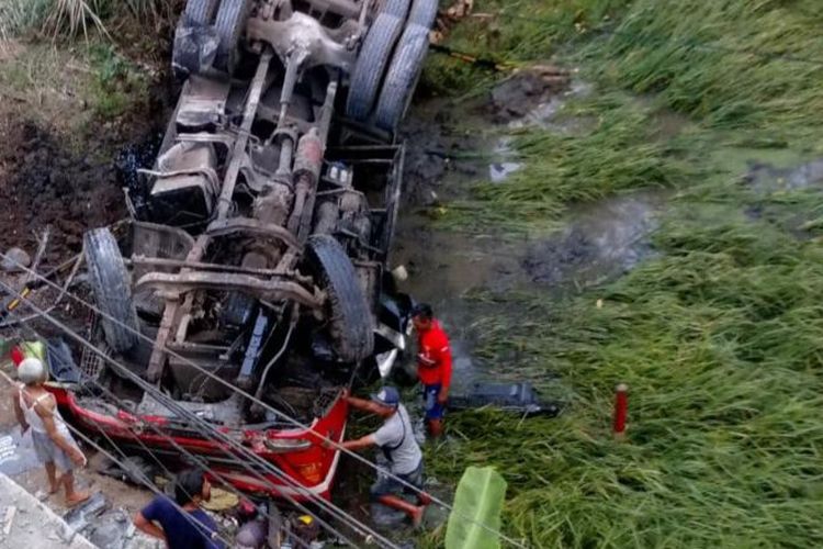 Truk yang masuk jurang sedalam lima meter menjadi tontonan warga Kabupaten Semarang, Minggu (22/10/2023)