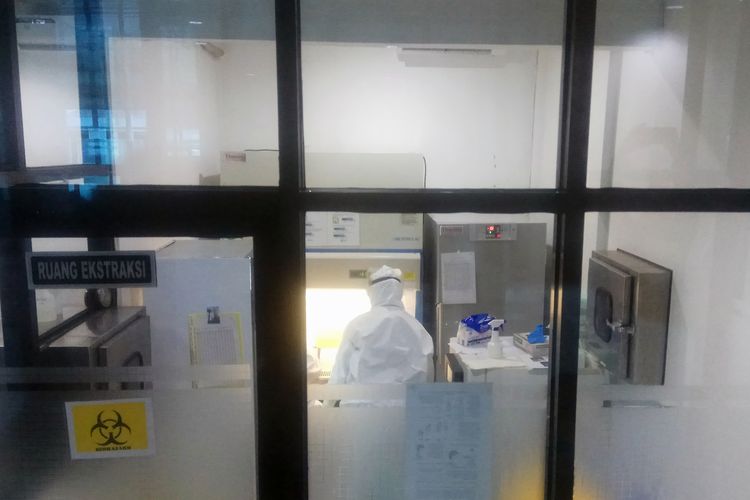 Tenaga medis sedang menguji sampel swab tenggorokan pasien suspek virus corona di Labkesda Lampung. (FOTO: Dok. Dinas Kesehatan Lampung)