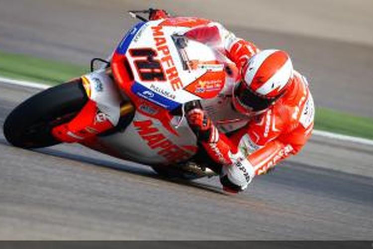 Pebalap Moto2 asal Spanyol, Nico Terol memacu motornya di Sirkuit MotorLand Aragon pada sesi pemanasan GP Aragon, Minggu (29/9/2013).