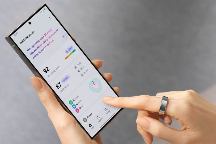 Pengguna cincin pintar Galaxy Ring bakal membutuhkan smartphone Galaxy yang kompatibel dan aplikasi Samsung Health untuk melihat data kesehatan. Sebab, Galaxy Ring tidak memiliki layar atau tombol apa pun.