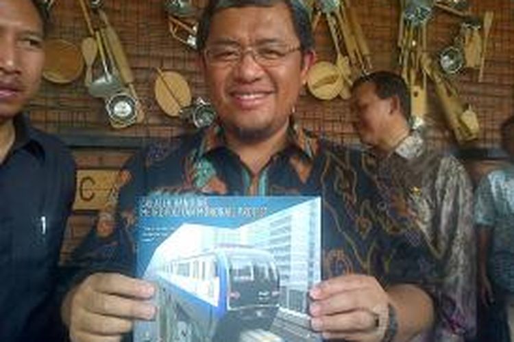 Gubernur Jawa Barat Ahmad Heryawan Menunjukkan buku perencanaan Monorel Bandung Raya.