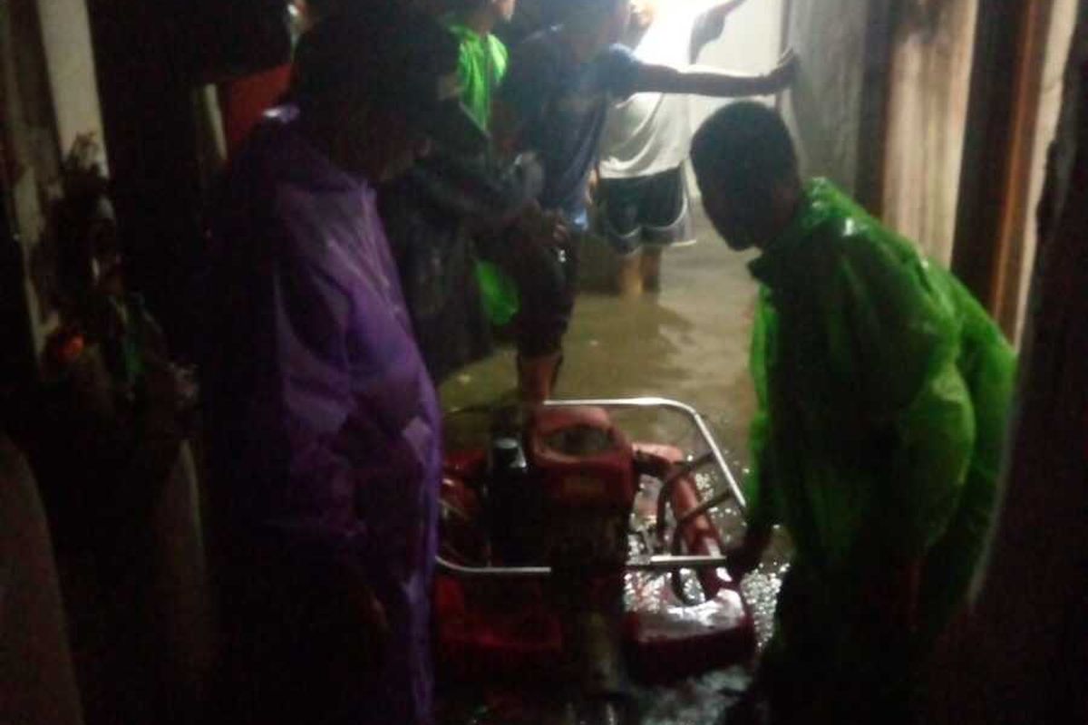 Petugas tengah melakukan penyedotan air luapan sunga citepus yang membanjiri pemukiman warga, Jumat (24/1/2025)